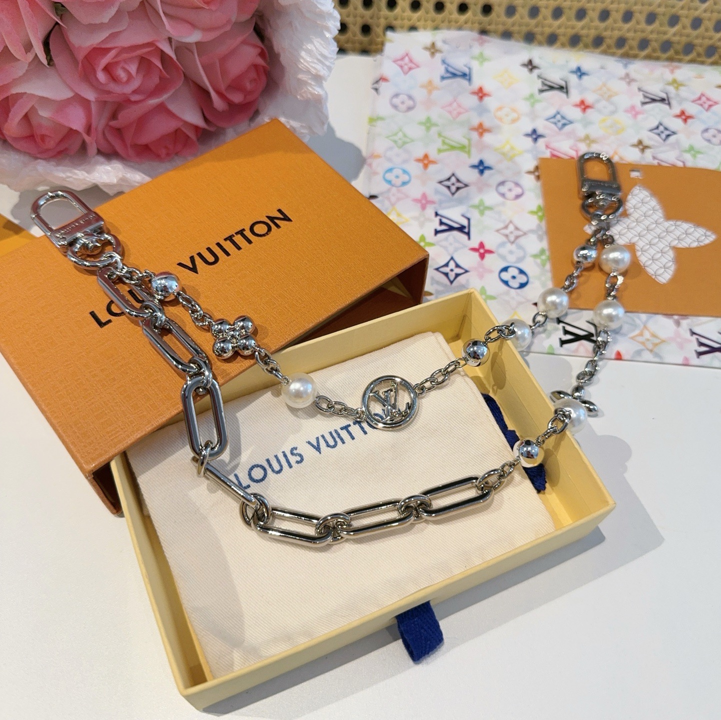 🔥LV钥匙扣 包包挂链 Figaro 腰带链以莹泽黄铜锻造双链设计，再令品牌经典标识巧妙嵌入链环之间。L