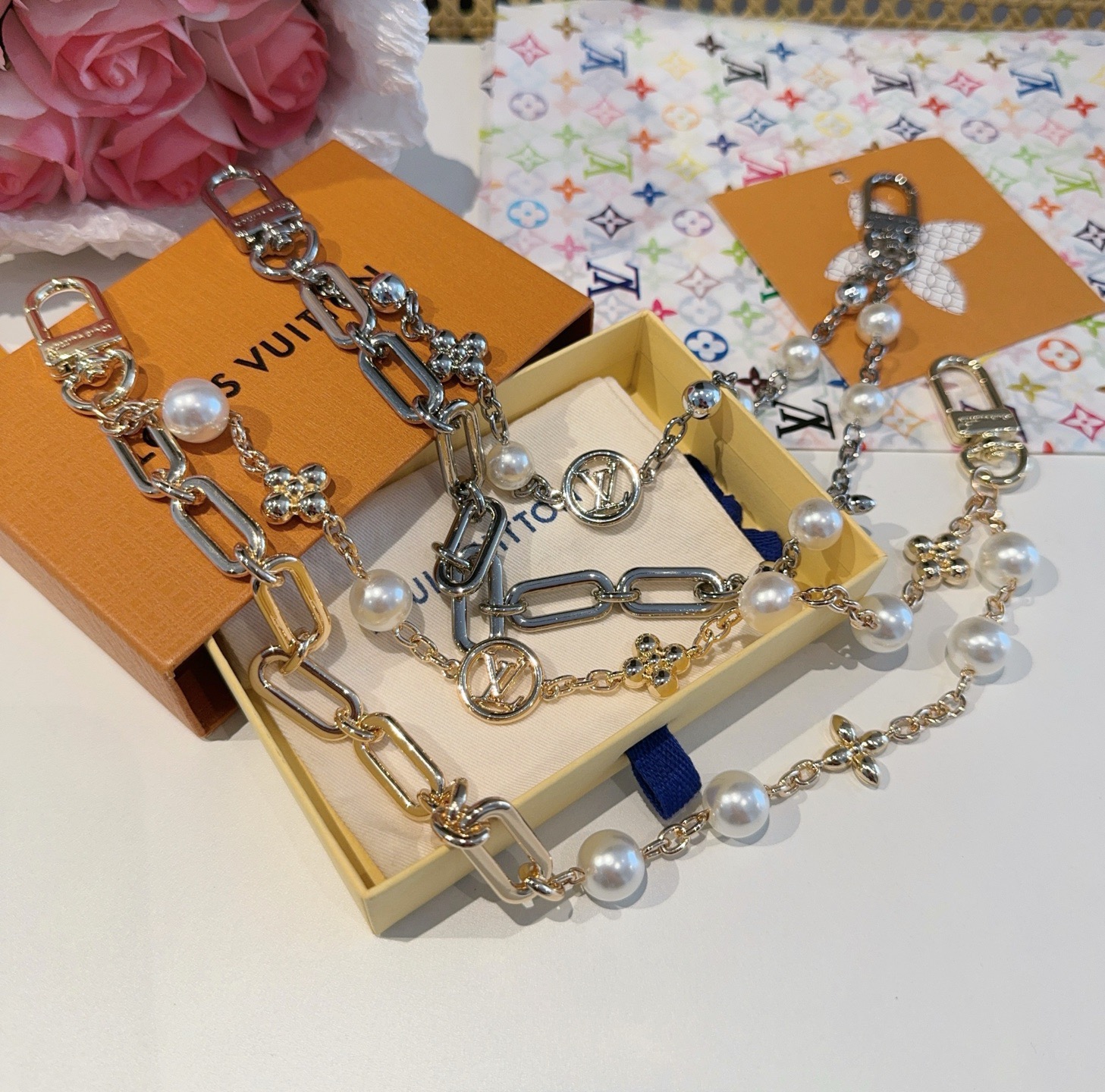 🔥LV钥匙扣 包包挂链 Figaro 腰带链以莹泽黄铜锻造双链设计，再令品牌经典标识巧妙嵌入链环之间。L