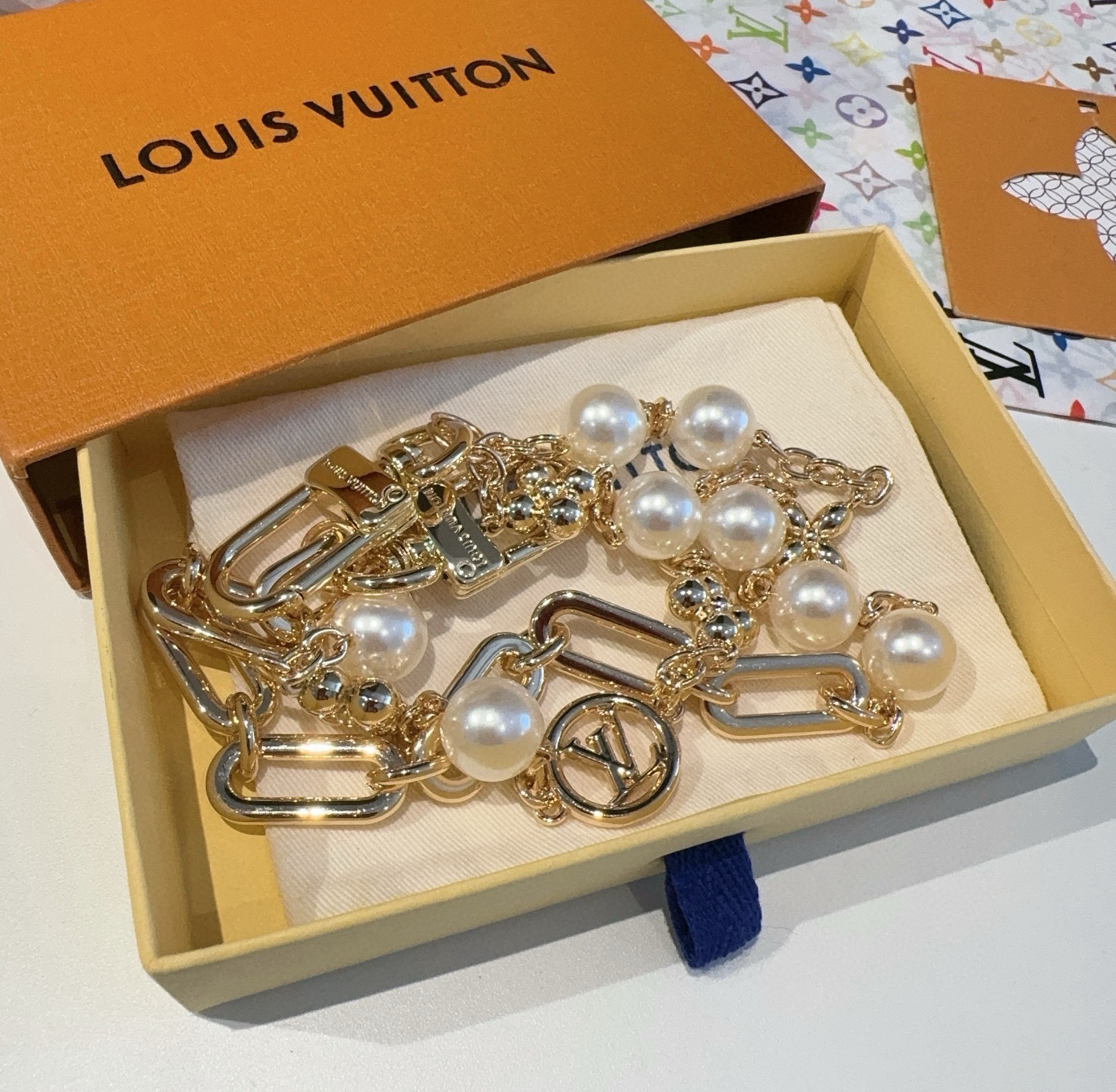 🔥LV钥匙扣 包包挂链 Figaro 腰带链以莹泽黄铜锻造双链设计，再令品牌经典标识巧妙嵌入链环之间。L