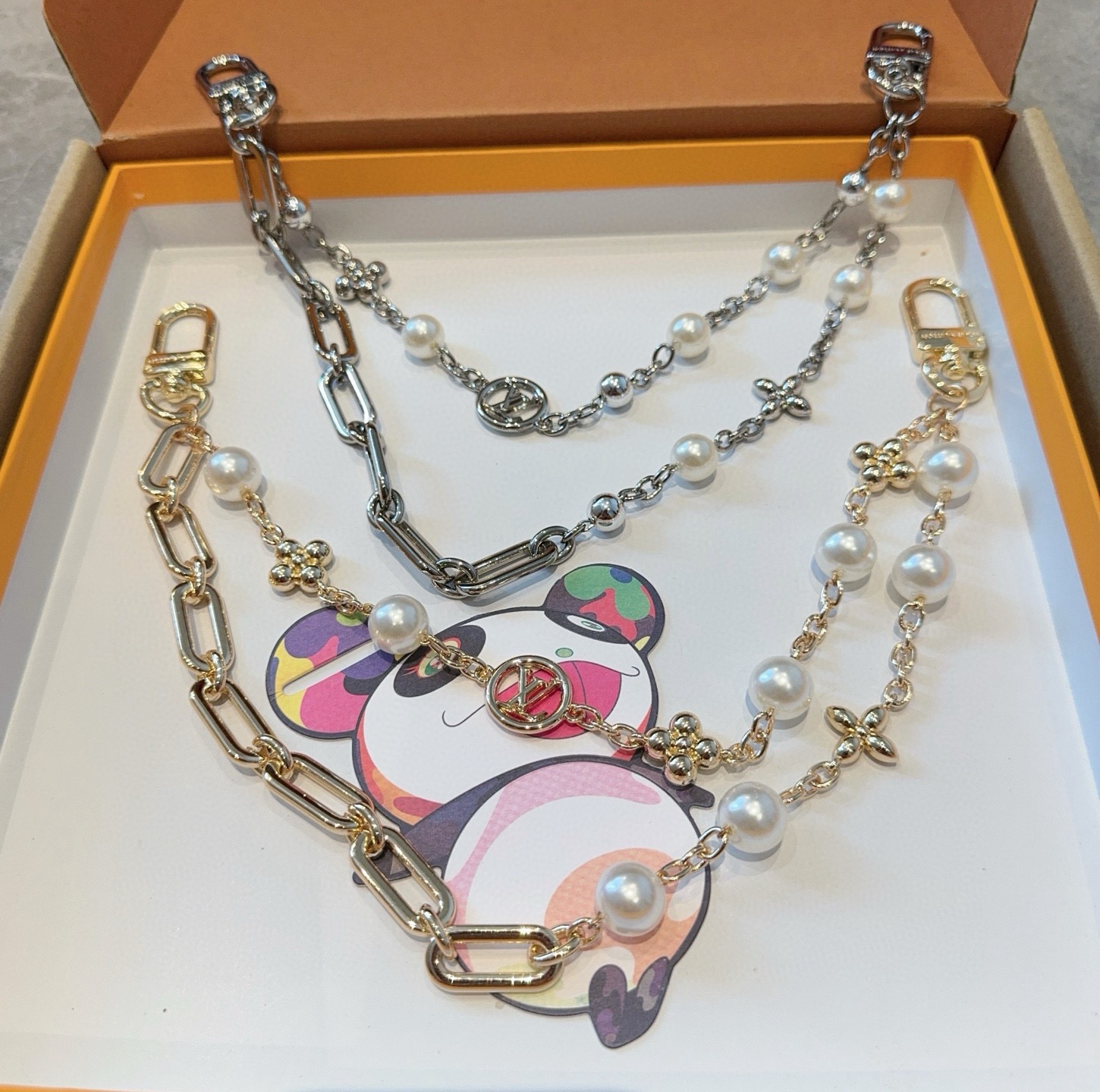 🔥LV钥匙扣 包包挂链 Figaro 腰带链以莹泽黄铜锻造双链设计，再令品牌经典标识巧妙嵌入链环之间。L