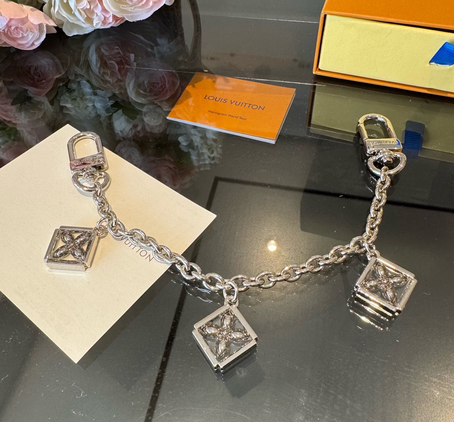 官网新款🔥LV包链钥匙扣 路易威登 Sailor包链 挂饰 包包链条精选莹亮金属材质，链节设计灵感源自航