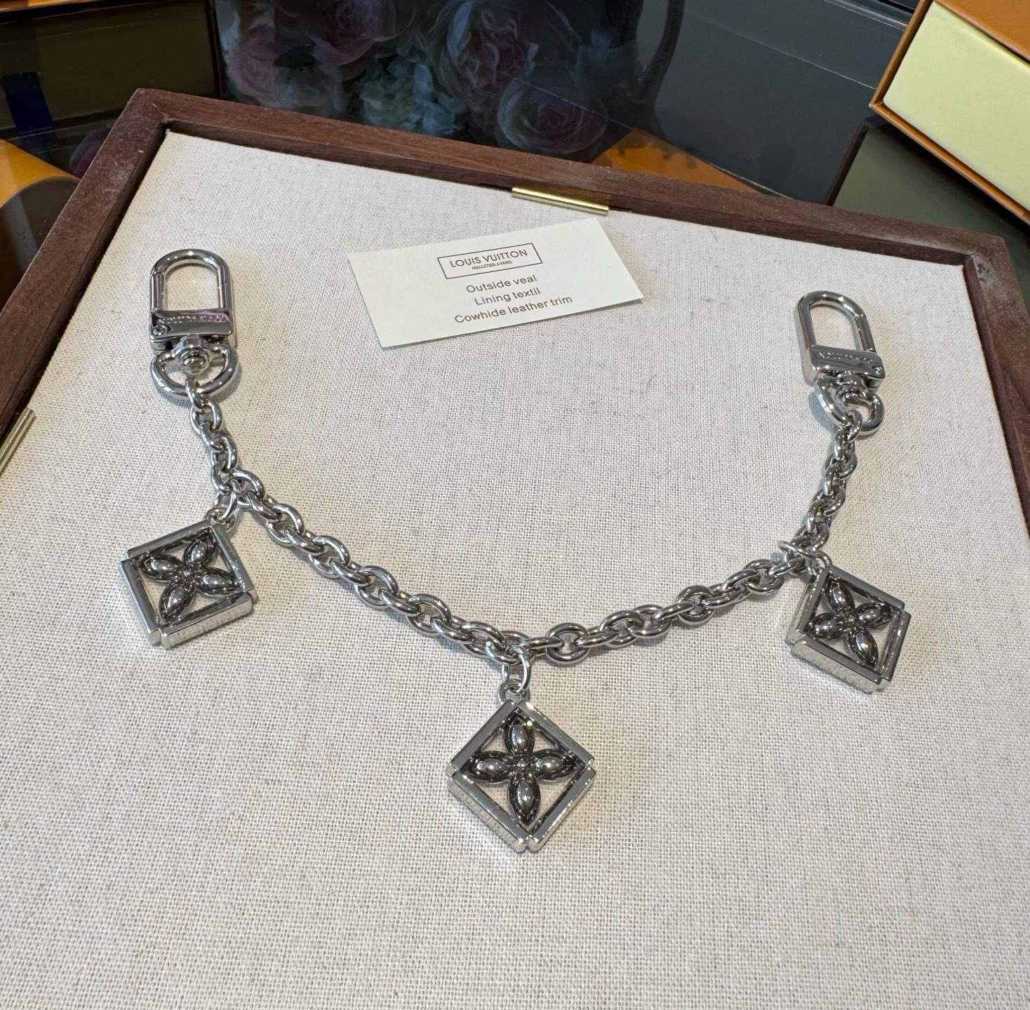 官网新款🔥LV包链钥匙扣 路易威登 Sailor包链 挂饰 包包链条精选莹亮金属材质，链节设计灵感源自航