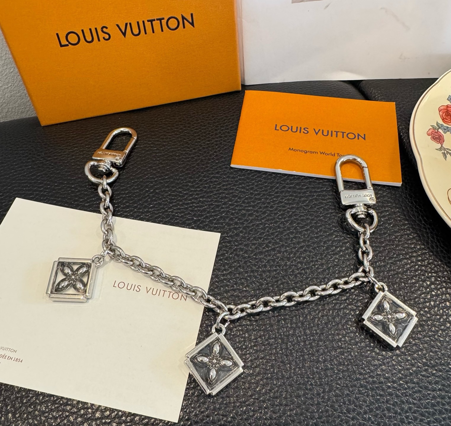 官网新款🔥LV包链钥匙扣 路易威登 Sailor包链 挂饰 包包链条精选莹亮金属材质，链节设计灵感源自航