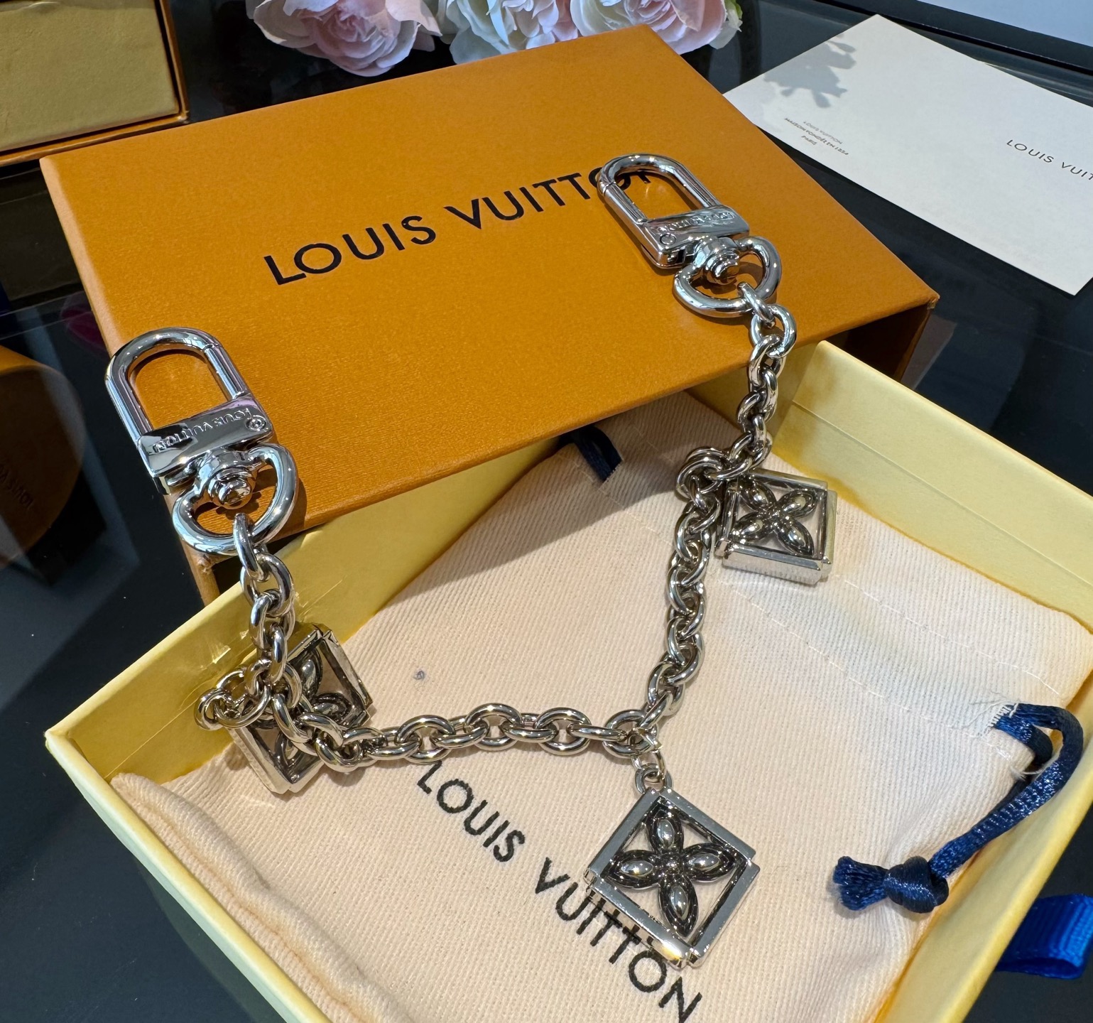 官网新款🔥LV包链钥匙扣 路易威登 Sailor包链 挂饰 包包链条精选莹亮金属材质，链节设计灵感源自航