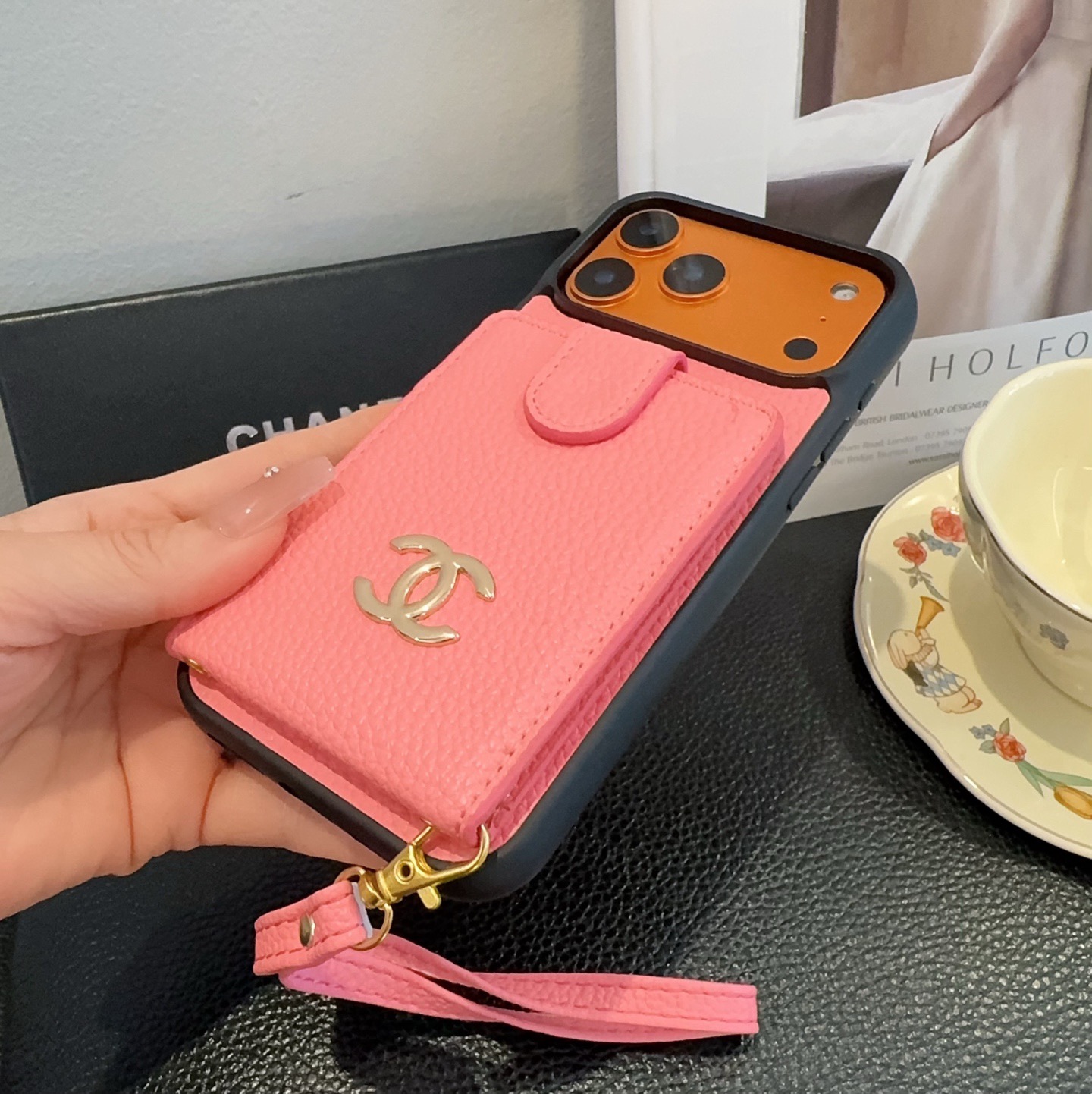 [庆祝][庆祝][庆祝]新品上架，香奈儿卡包手机壳 手腕带手机壳 大双C logo，手感柔软舒适！型号：