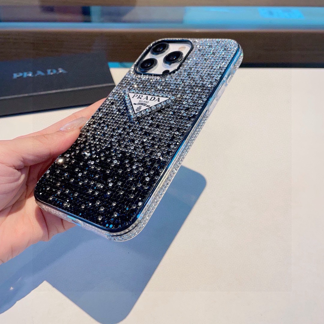 ❄️iPhone17系列更新💠 普拉达·PRADA官网同款闪钻全包手机壳，精准孔位 bingbing型号