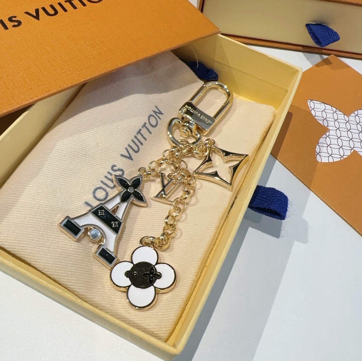 🔥 Lv包饰与钥匙扣 包包挂件LV 巴黎铁塔精巧链条四叶草铭牌装饰，与小号尖瓣 Monogram 花卉相