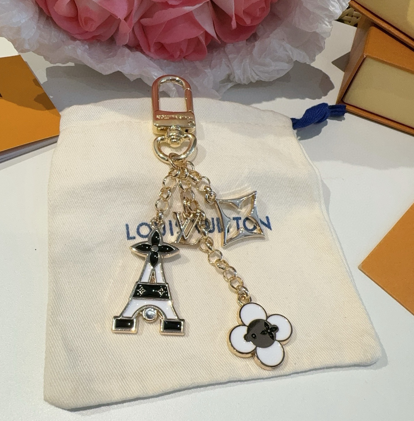 🔥 Lv包饰与钥匙扣 包包挂件LV 巴黎铁塔精巧链条四叶草铭牌装饰，与小号尖瓣 Monogram 花卉相
