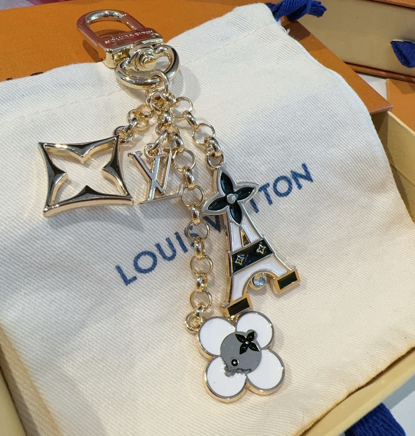 🔥 Lv包饰与钥匙扣 包包挂件LV 巴黎铁塔精巧链条四叶草铭牌装饰，与小号尖瓣 Monogram 花卉相