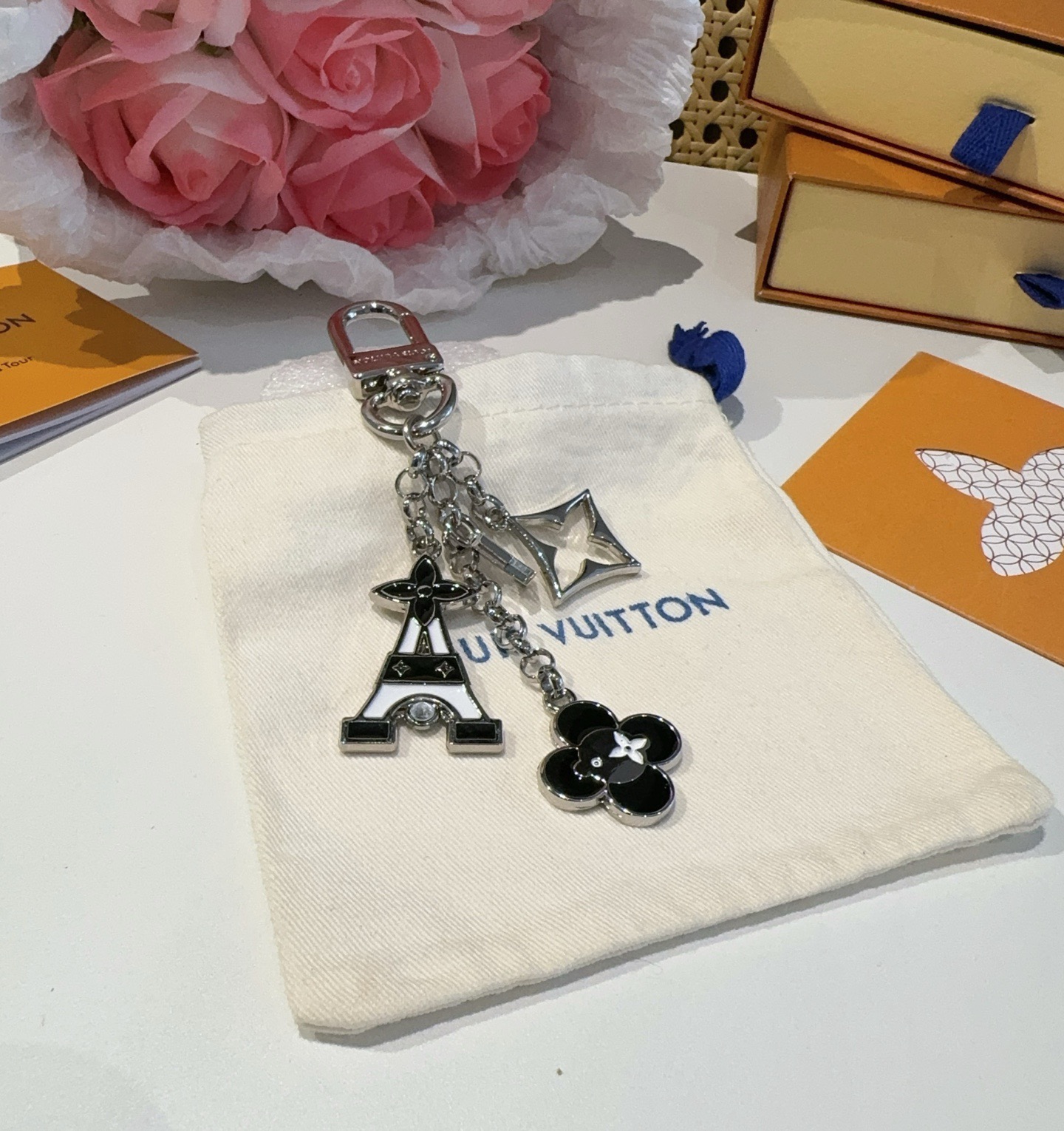 🔥 Lv包饰与钥匙扣 包包挂件LV 巴黎铁塔精巧链条四叶草铭牌装饰，与小号尖瓣 Monogram 花卉相