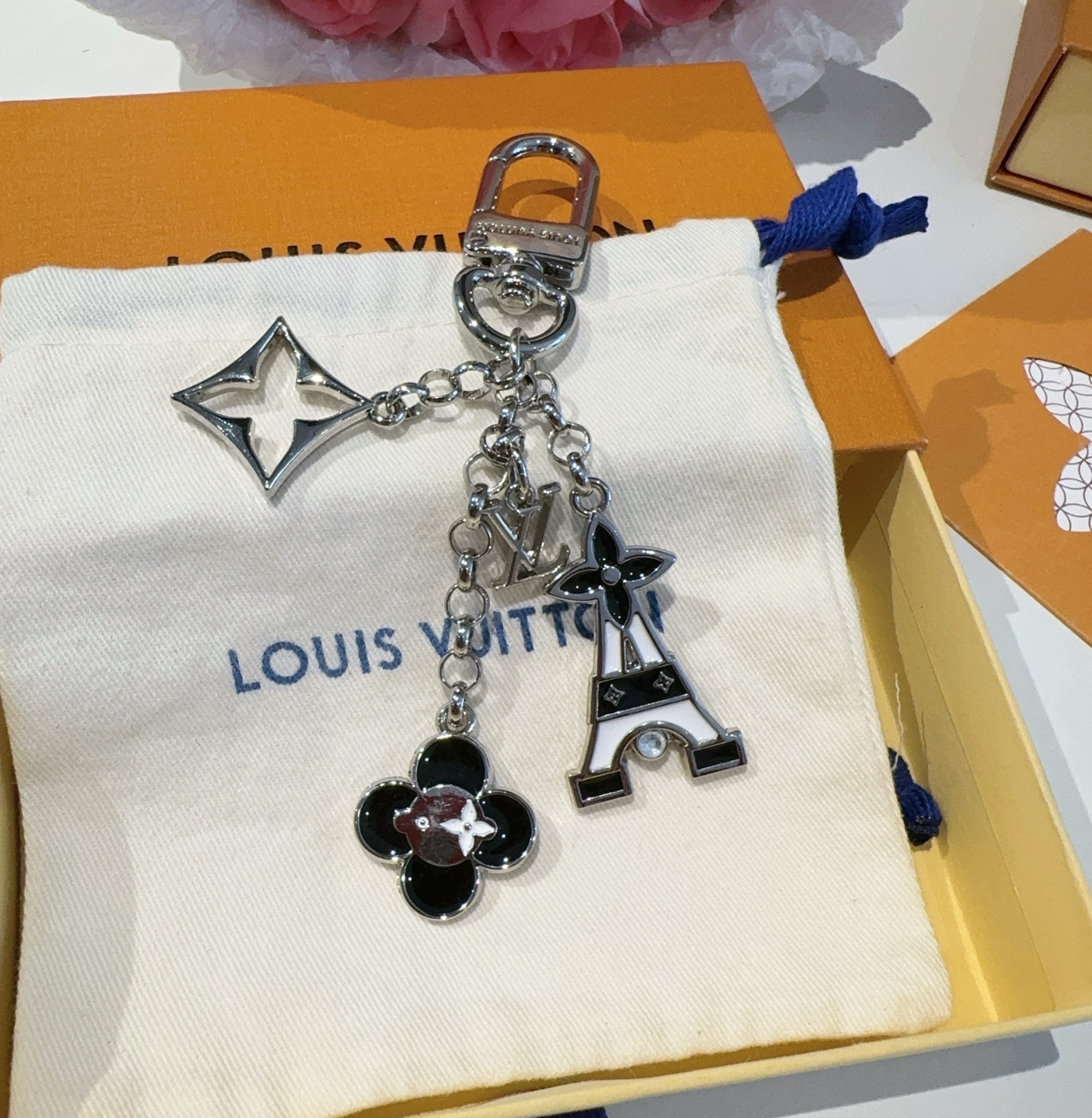 🔥 Lv包饰与钥匙扣 包包挂件LV 巴黎铁塔精巧链条四叶草铭牌装饰，与小号尖瓣 Monogram 花卉相