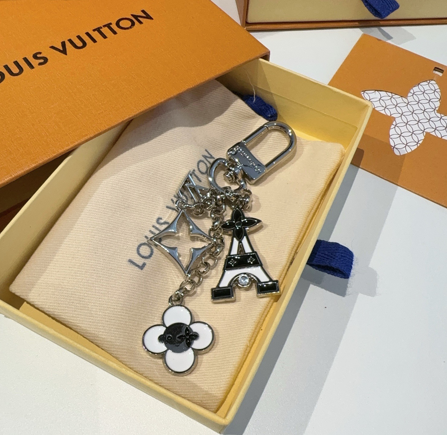 🔥 Lv包饰与钥匙扣 包包挂件LV 巴黎铁塔精巧链条四叶草铭牌装饰，与小号尖瓣 Monogram 花卉相