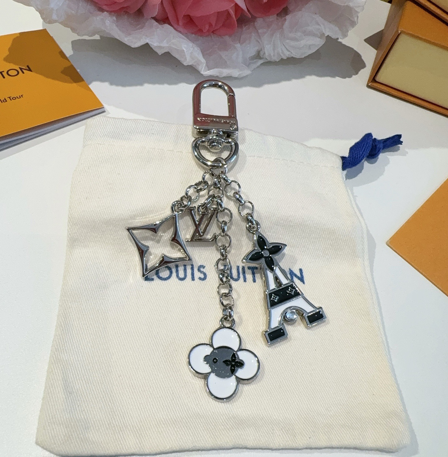 🔥 Lv包饰与钥匙扣 包包挂件LV 巴黎铁塔精巧链条四叶草铭牌装饰，与小号尖瓣 Monogram 花卉相