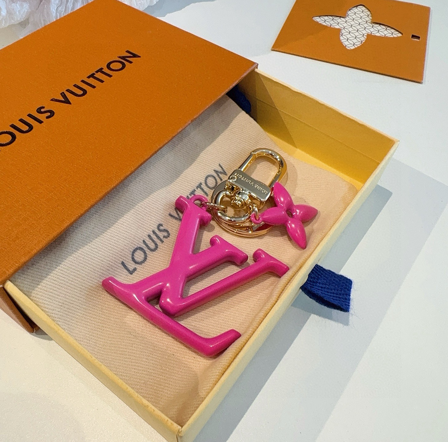 🔥LV钥匙扣珐琅工艺LV字母挂件 PoP Flower包和钥匙扣的魅力非常适合为皮革配饰增添标志性的色彩