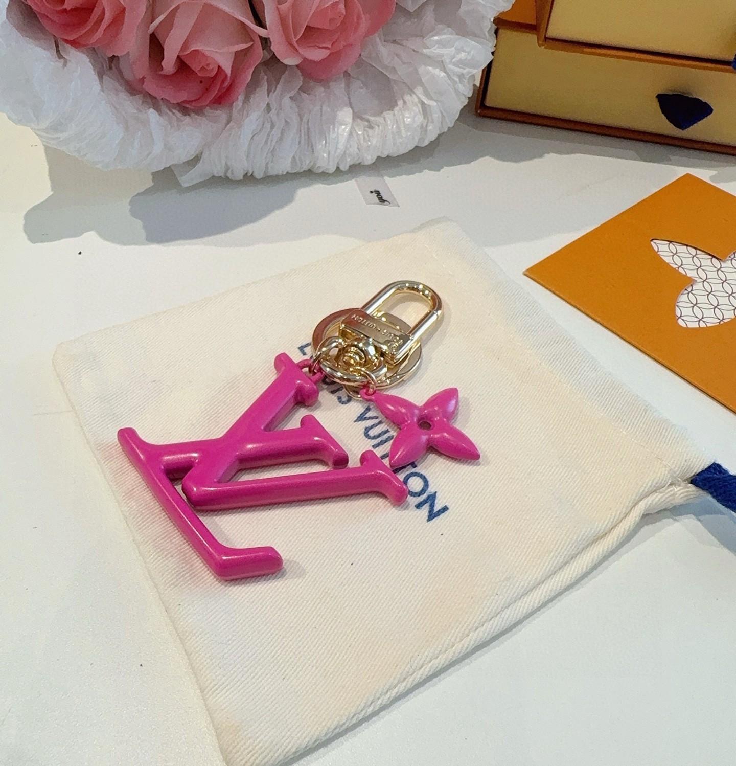 🔥LV钥匙扣珐琅工艺LV字母挂件 PoP Flower包和钥匙扣的魅力非常适合为皮革配饰增添标志性的色彩