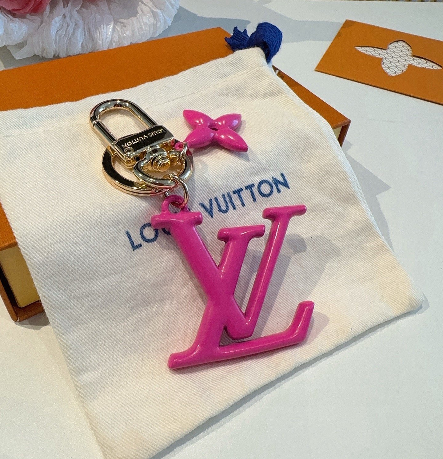 🔥LV钥匙扣珐琅工艺LV字母挂件 PoP Flower包和钥匙扣的魅力非常适合为皮革配饰增添标志性的色彩