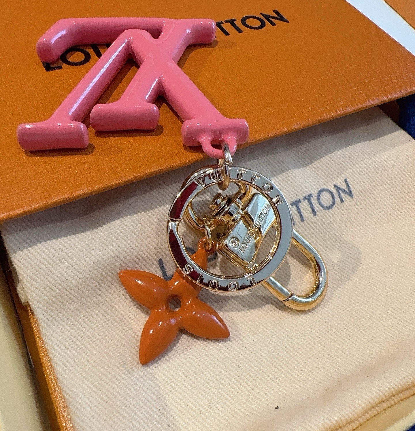 🔥LV钥匙扣珐琅工艺LV字母挂件 PoP Flower包和钥匙扣的魅力非常适合为皮革配饰增添标志性的色彩