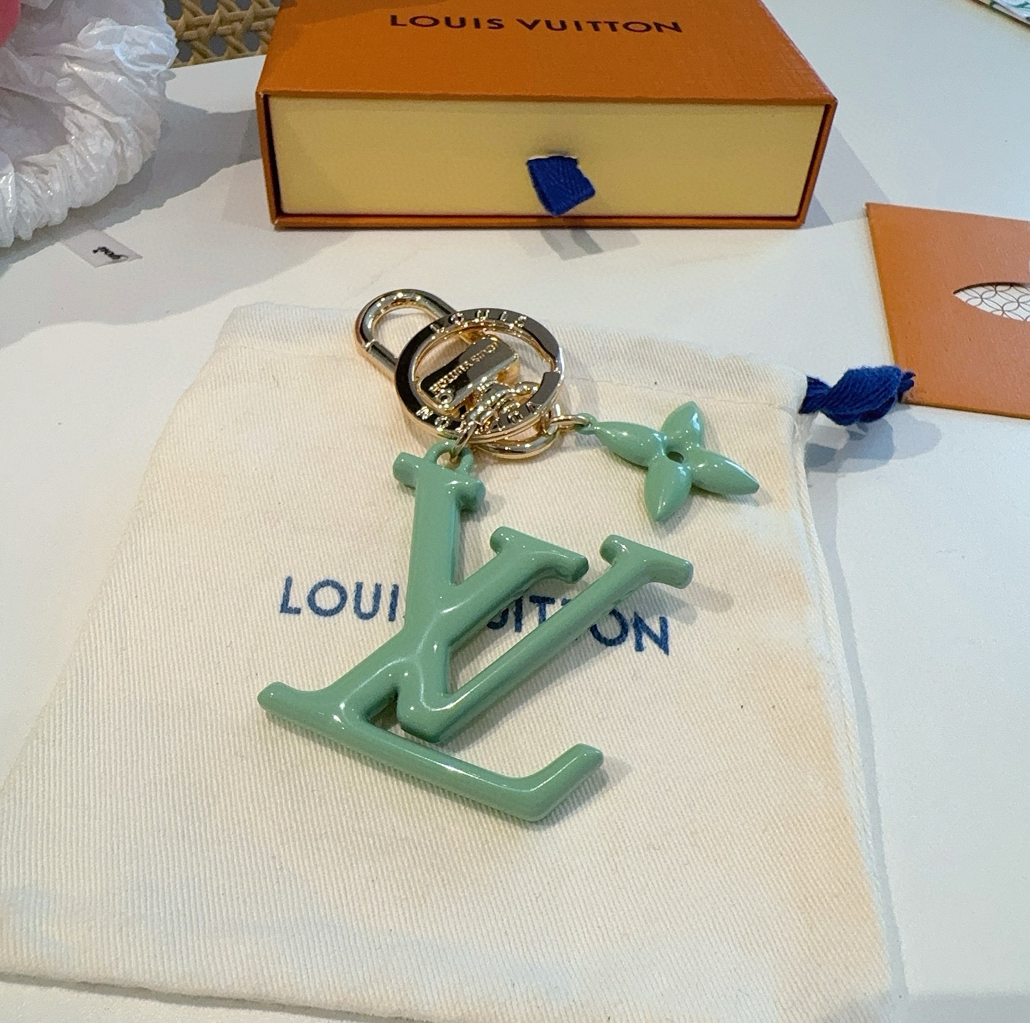 🔥LV钥匙扣珐琅工艺LV字母挂件 PoP Flower包和钥匙扣的魅力非常适合为皮革配饰增添标志性的色彩