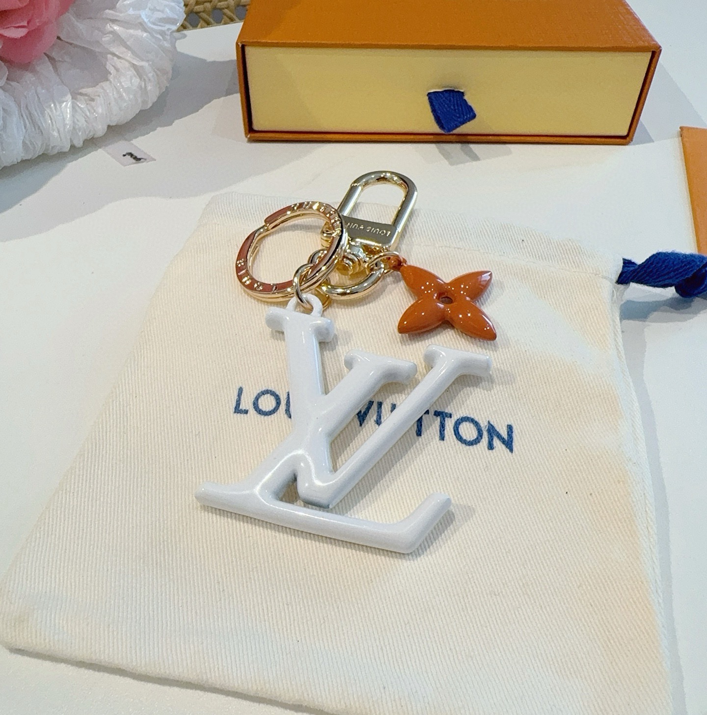 🔥LV钥匙扣珐琅工艺LV字母挂件 PoP Flower包和钥匙扣的魅力非常适合为皮革配饰增添标志性的色彩