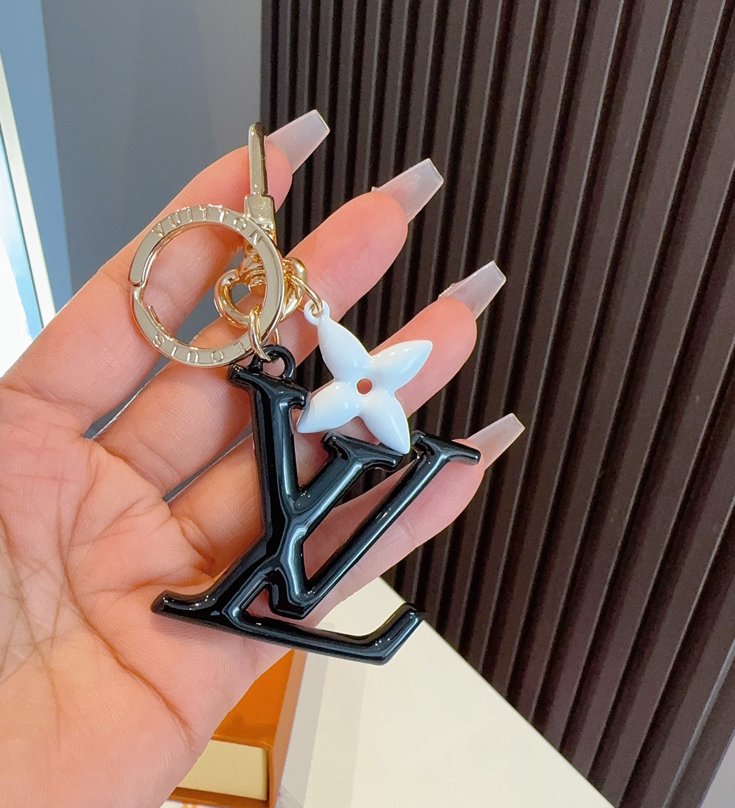 🔥LV钥匙扣珐琅工艺LV字母挂件 PoP Flower包和钥匙扣的魅力非常适合为皮革配饰增添标志性的色彩