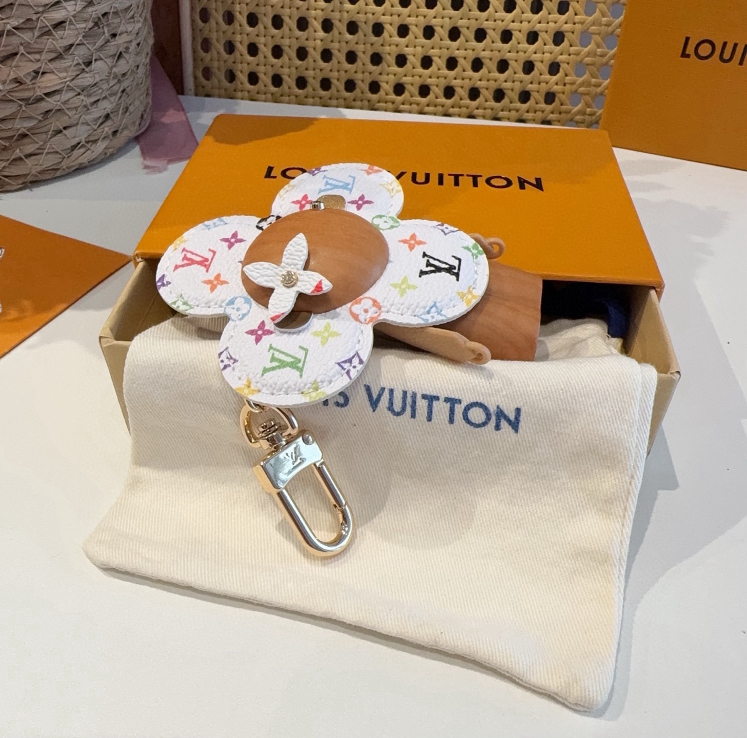 🔥LOUIS VUITTON新款包饰 村上隆白三彩黑三彩钥匙扣。LV薇薇安太阳花包包挂件 手机壳挂件可满