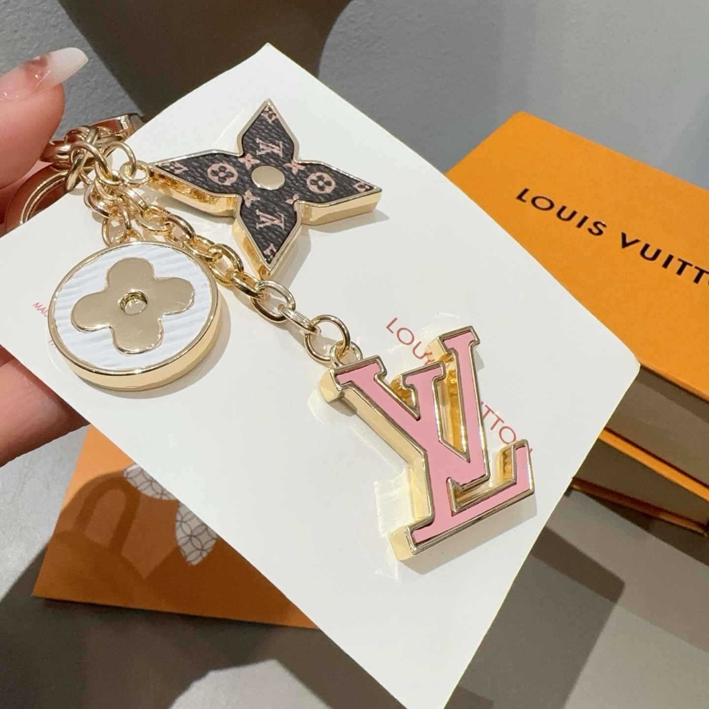 🔥Lv 钥匙扣包挂件SPring Street Chain 包饰将 Monogram 花卉和 LV 字母