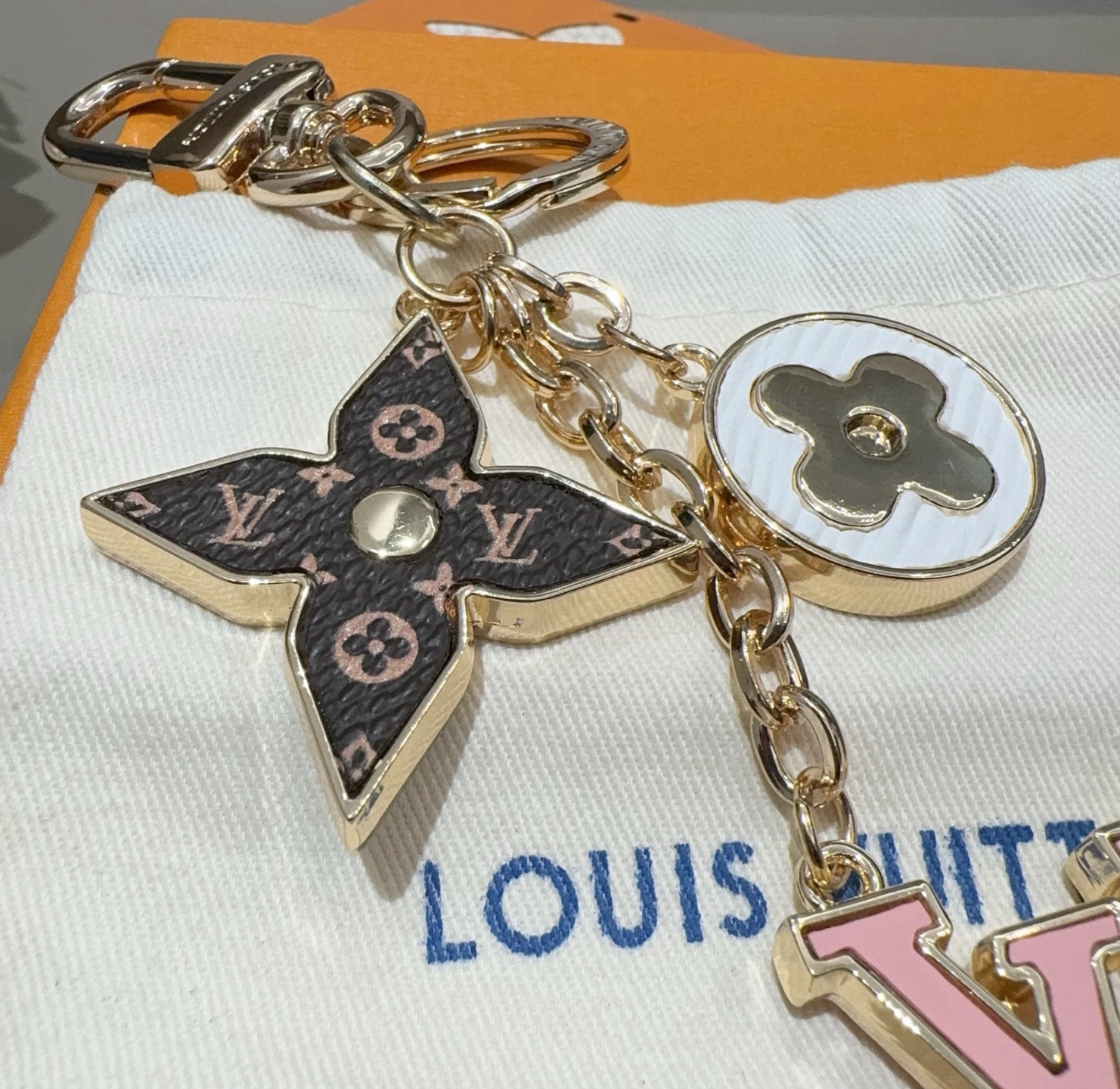 🔥Lv 钥匙扣包挂件SPring Street Chain 包饰将 Monogram 花卉和 LV 字母