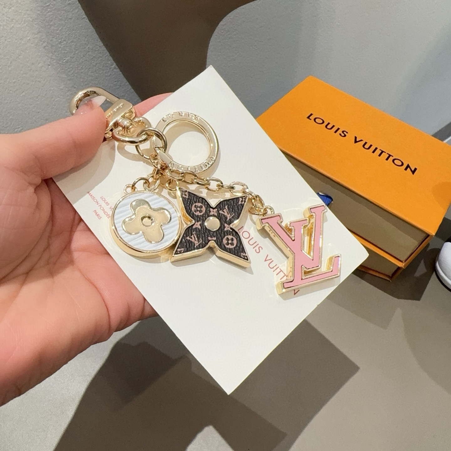 🔥Lv 钥匙扣包挂件SPring Street Chain 包饰将 Monogram 花卉和 LV 字母