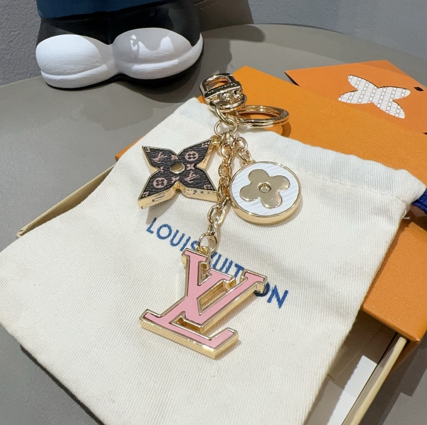 🔥Lv 钥匙扣包挂件SPring Street Chain 包饰将 Monogram 花卉和 LV 字母