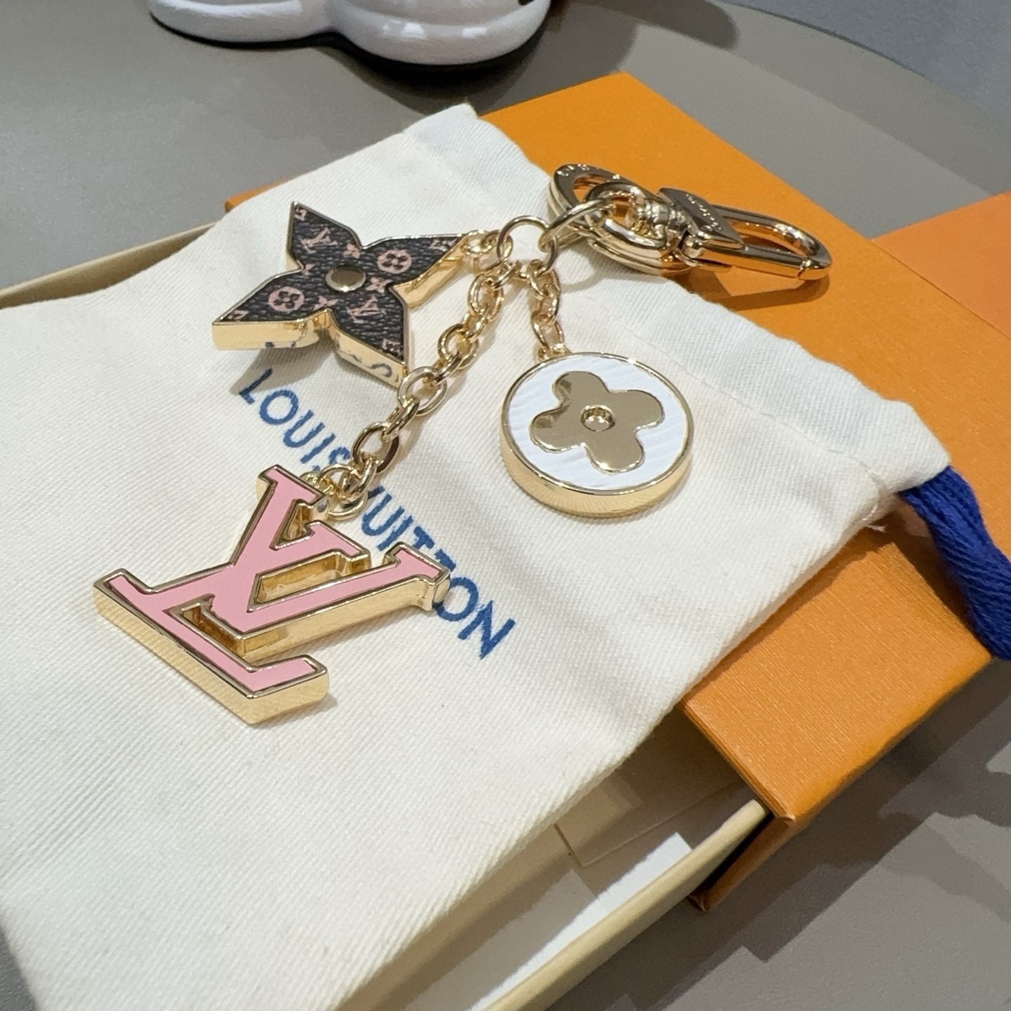 🔥Lv 钥匙扣包挂件SPring Street Chain 包饰将 Monogram 花卉和 LV 字母