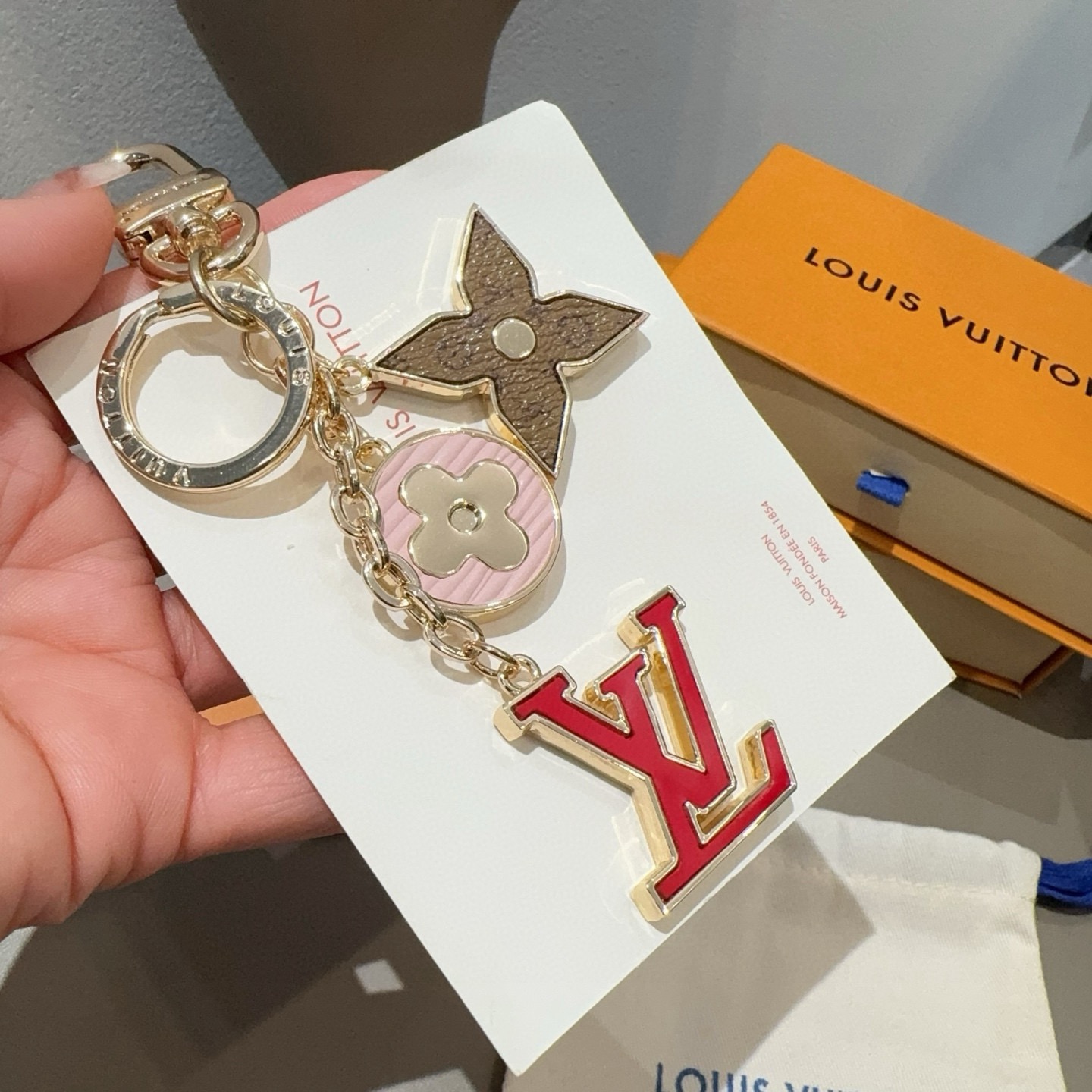 🔥Lv 钥匙扣包挂件SPring Street Chain 包饰将 Monogram 花卉和 LV 字母