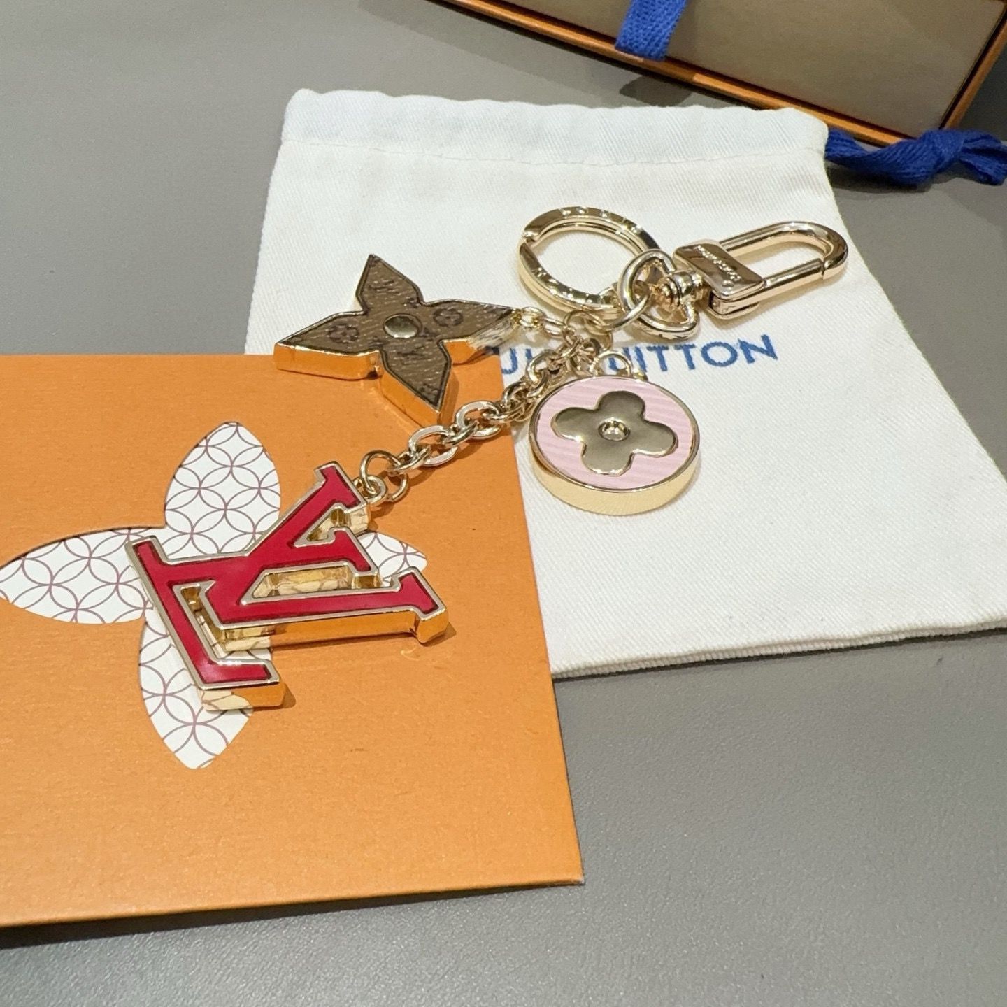 🔥Lv 钥匙扣包挂件SPring Street Chain 包饰将 Monogram 花卉和 LV 字母