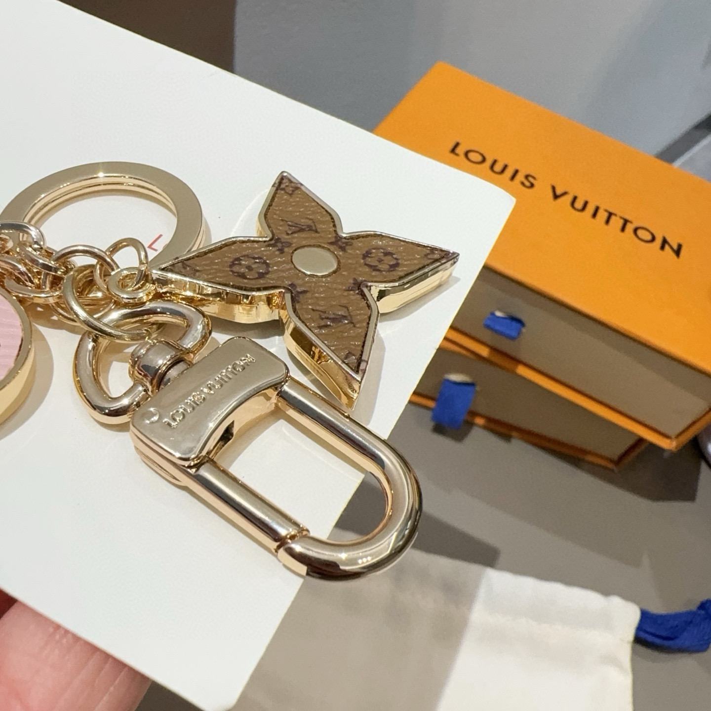 🔥Lv 钥匙扣包挂件SPring Street Chain 包饰将 Monogram 花卉和 LV 字母