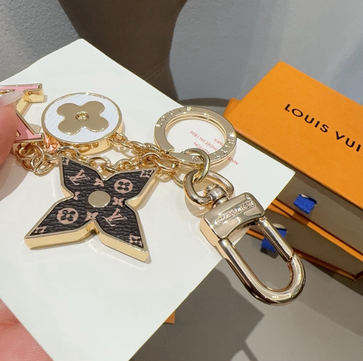 🔥Lv 钥匙扣包挂件SPring Street Chain 包饰将 Monogram 花卉和 LV 字母