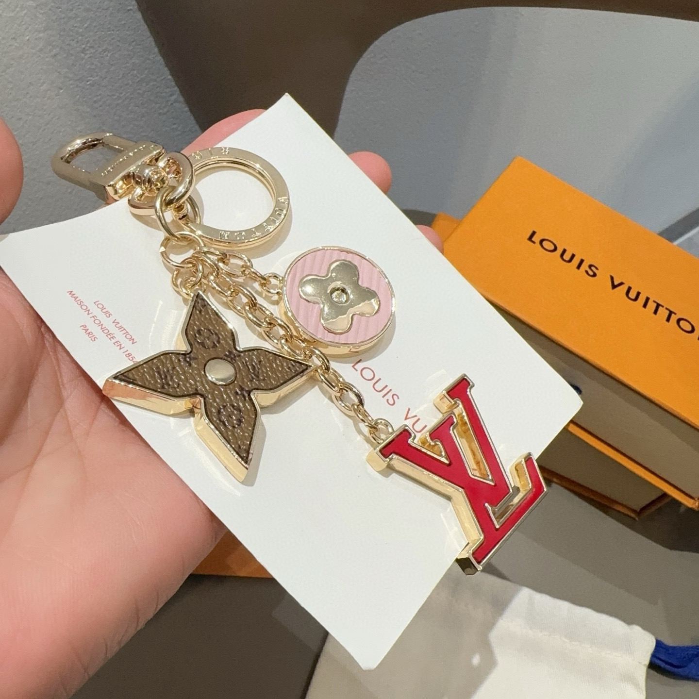 🔥Lv 钥匙扣包挂件SPring Street Chain 包饰将 Monogram 花卉和 LV 字母
