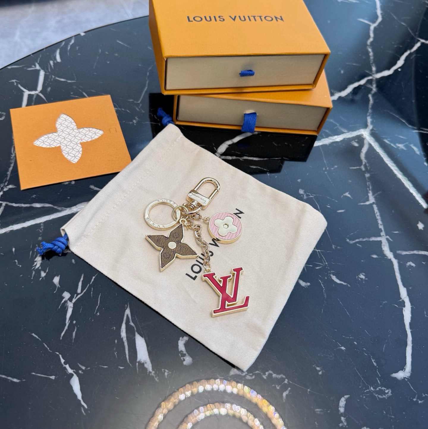 🔥Lv 钥匙扣包挂件SPring Street Chain 包饰将 Monogram 花卉和 LV 字母