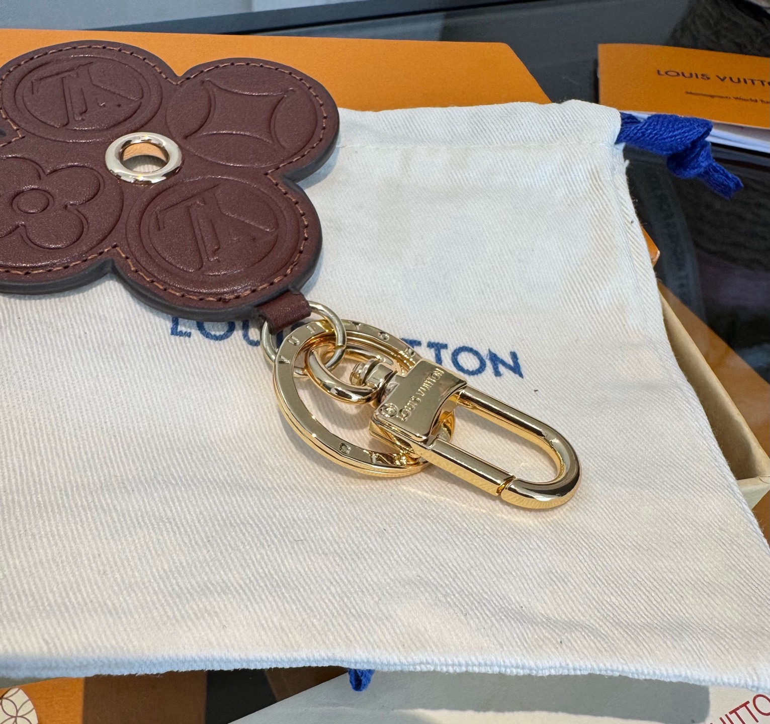🔥LOUIS VUITTON官网钥匙扣挂件 LV钥匙扣 新款包饰与钥匙扣包包挂件✨借鉴旅行袋中的钥匙扣设