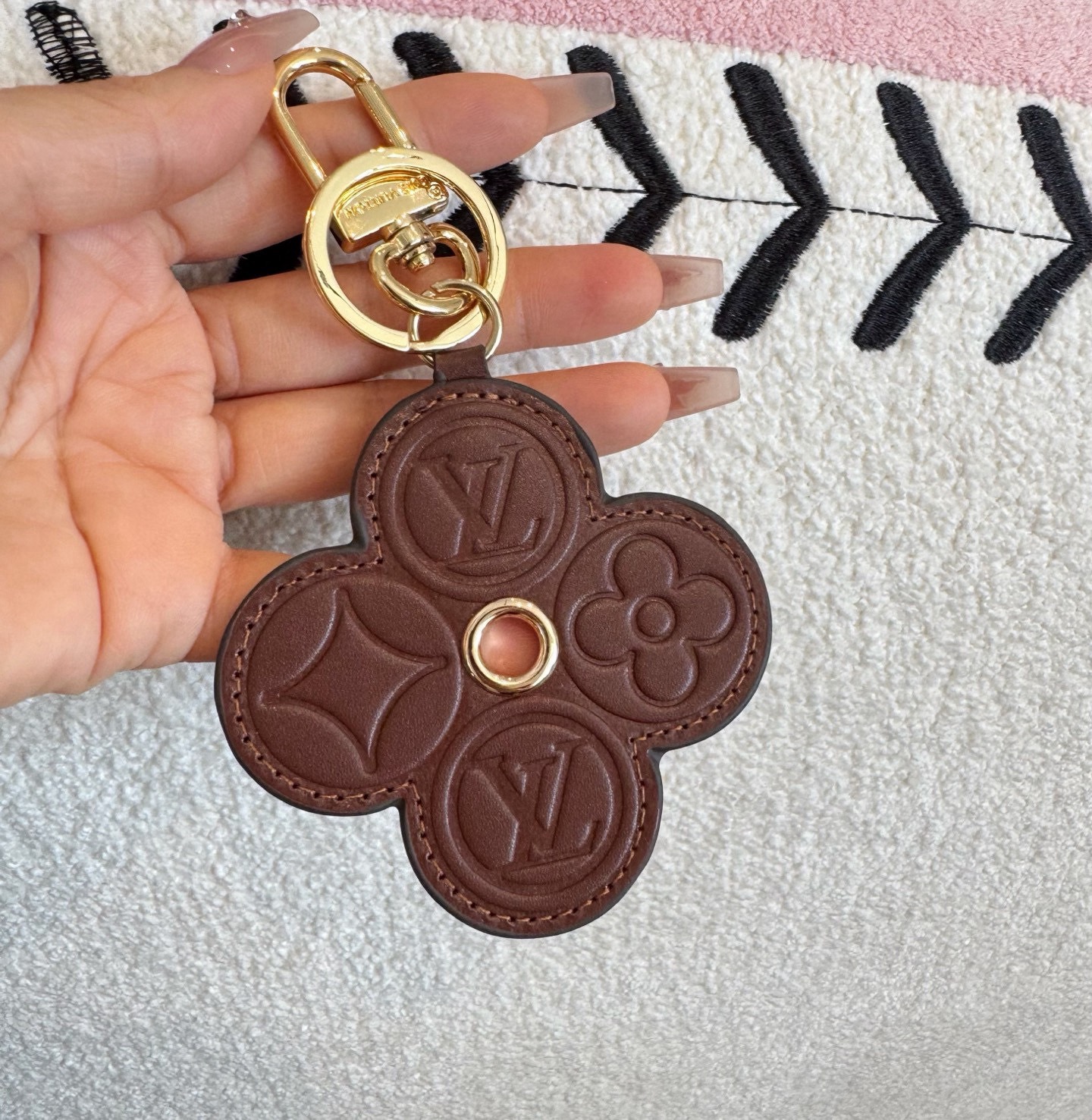 🔥LOUIS VUITTON官网钥匙扣挂件 LV钥匙扣 新款包饰与钥匙扣包包挂件✨借鉴旅行袋中的钥匙扣设