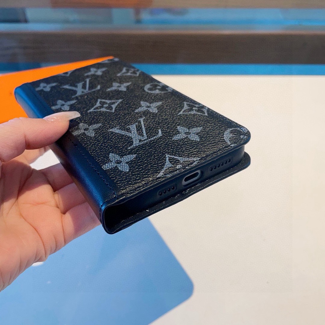 上新🎉🎉🎉🎉LV老花拼接原版皮套 卡套 官网同步经典老花手机套 配手机壳型号：为了不出现报错型号，请打开