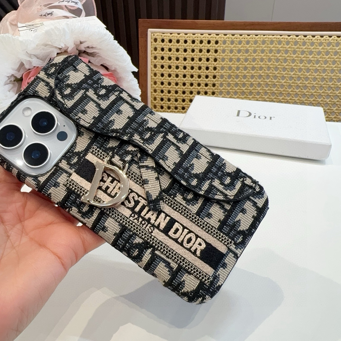 ✨✨iPhone16型号已更新Dior刺绣布艺手腕手机壳，手腕可当支架型号：为了不出现报错型号，请打开本