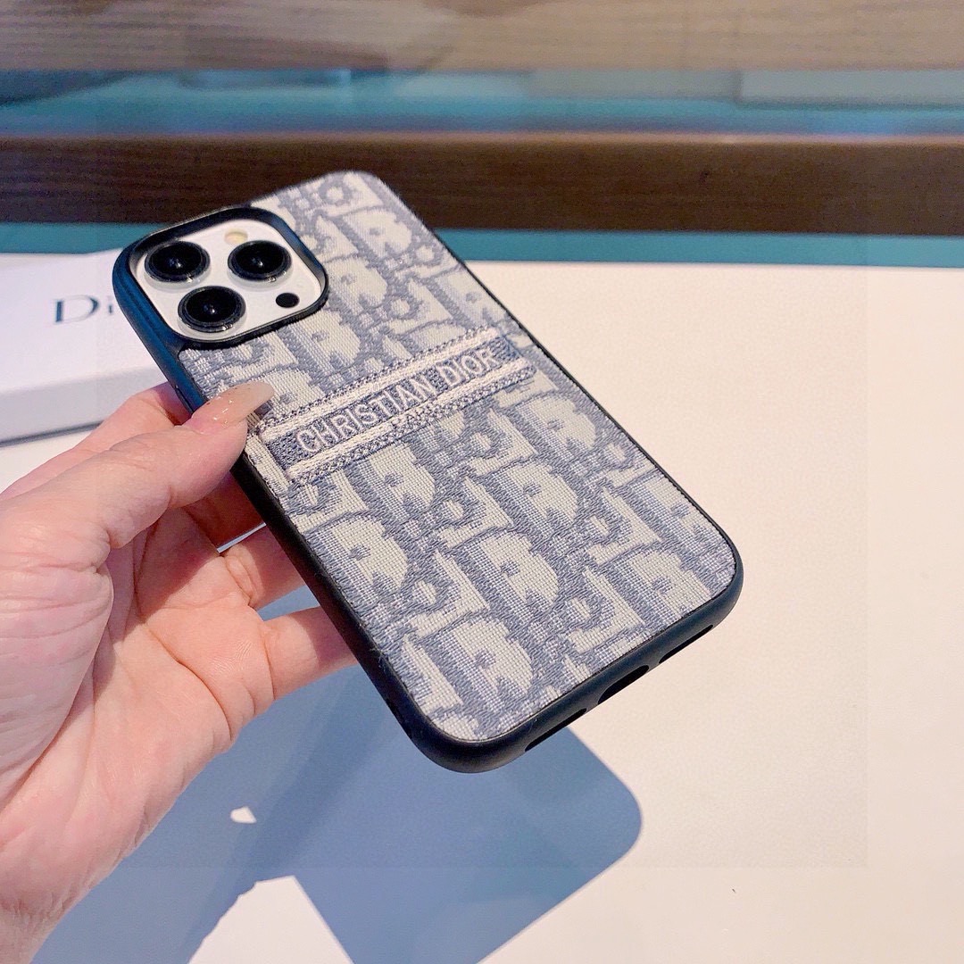 ✨新品上架✨Dior刺绣布艺全包手机壳型号：为了不出现报错型号，请打开本机查看手机设置显示的型号⚠️⚠️