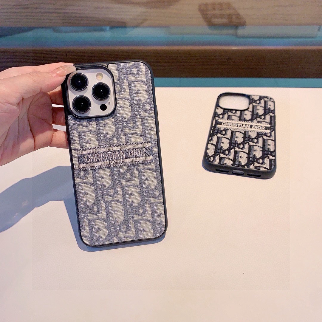 ✨新品上架✨Dior刺绣布艺全包手机壳型号：为了不出现报错型号，请打开本机查看手机设置显示的型号⚠️⚠️