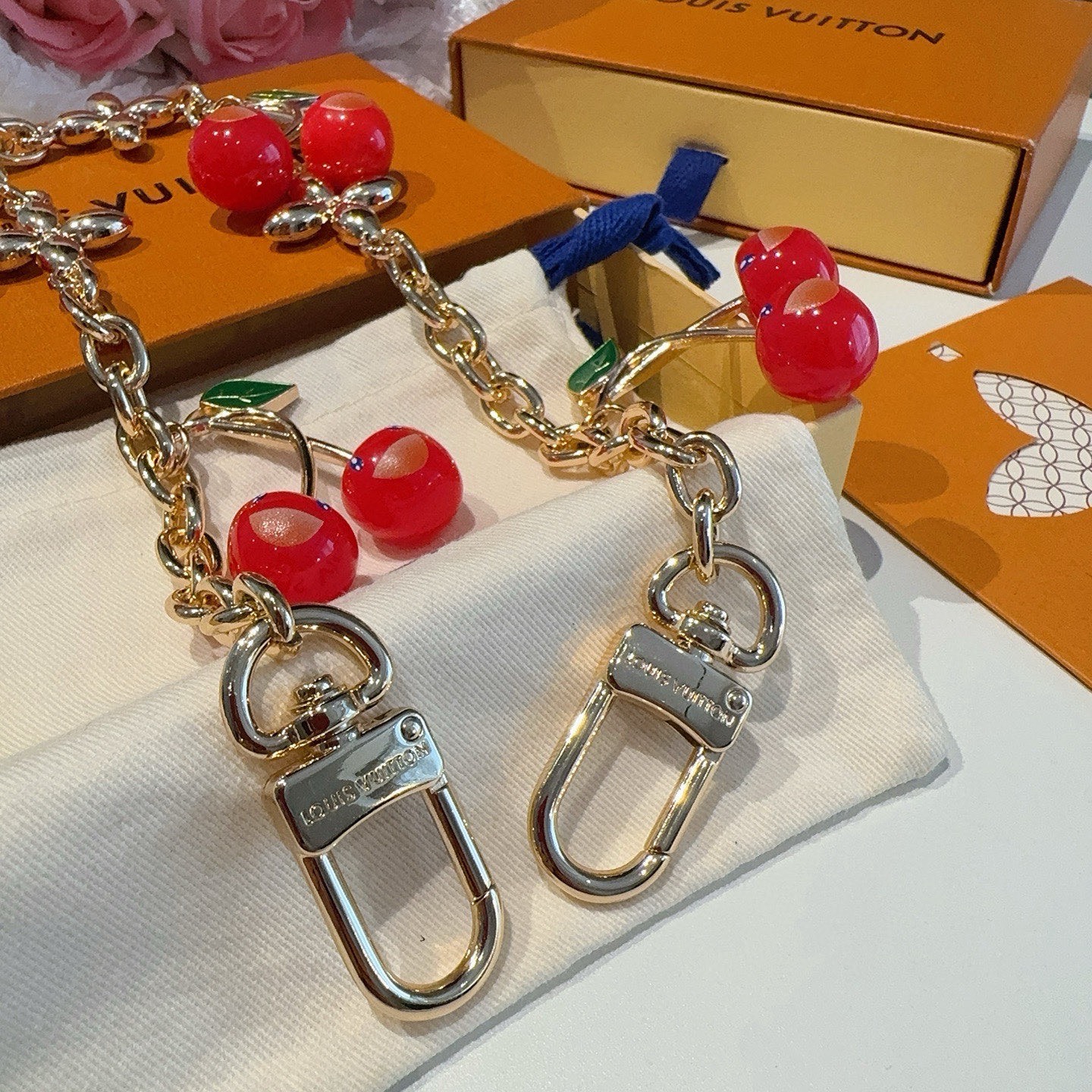 多颗🍒包链 LV X TM CERISE 多颗樱桃🍒链条包饰包包挂链 LV 钥匙扣 x TM LV Ce