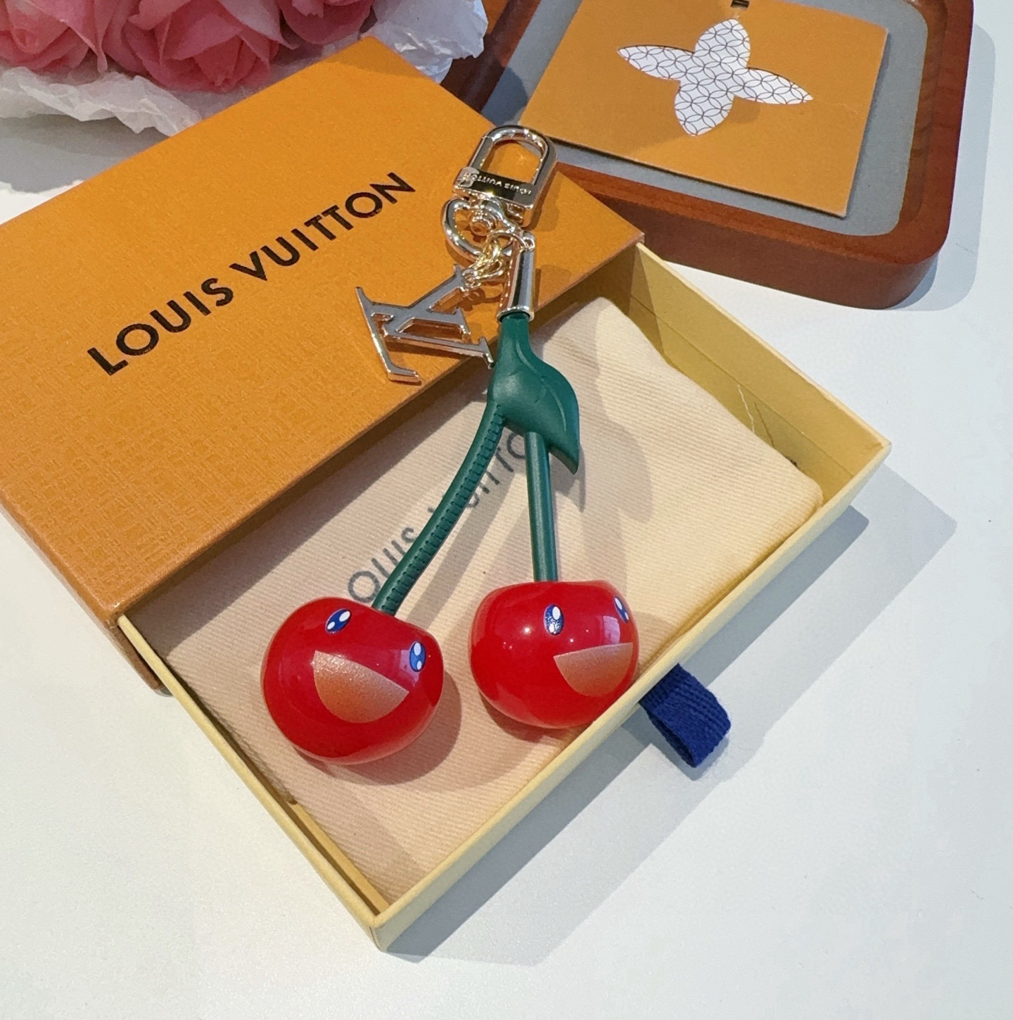 🔥LV 钥匙扣 包包挂件x TM LV Cerise 包饰出自路易威登 村上隆复刻系列，以莹泽金属和有机