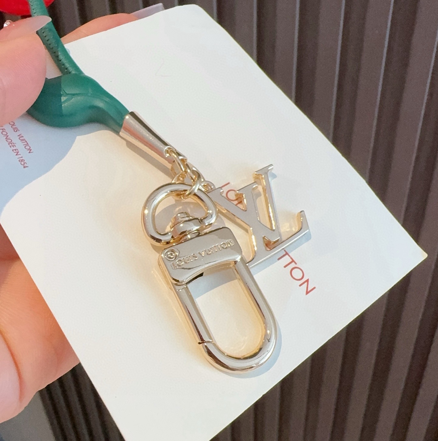 🔥LV 钥匙扣 包包挂件x TM LV Cerise 包饰出自路易威登 村上隆复刻系列，以莹泽金属和有机