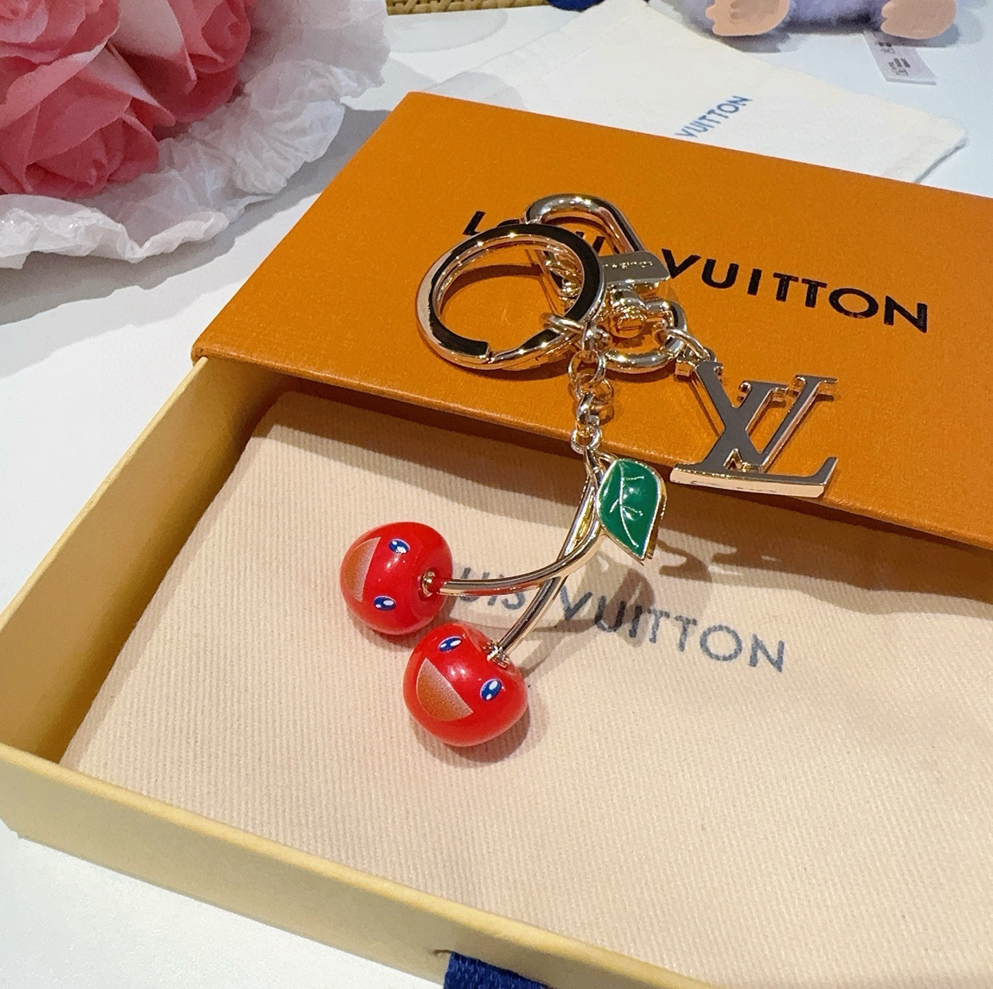 新款M02476 lv樱桃🍒钥匙扣 包包挂件挂饰LV x TM LV Cerise 包饰出自路易威登 x