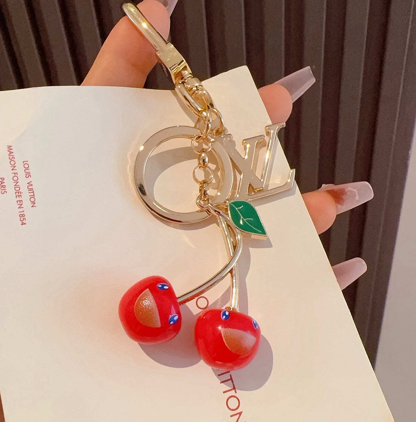 新款M02476 lv樱桃🍒钥匙扣 包包挂件挂饰LV x TM LV Cerise 包饰出自路易威登 x