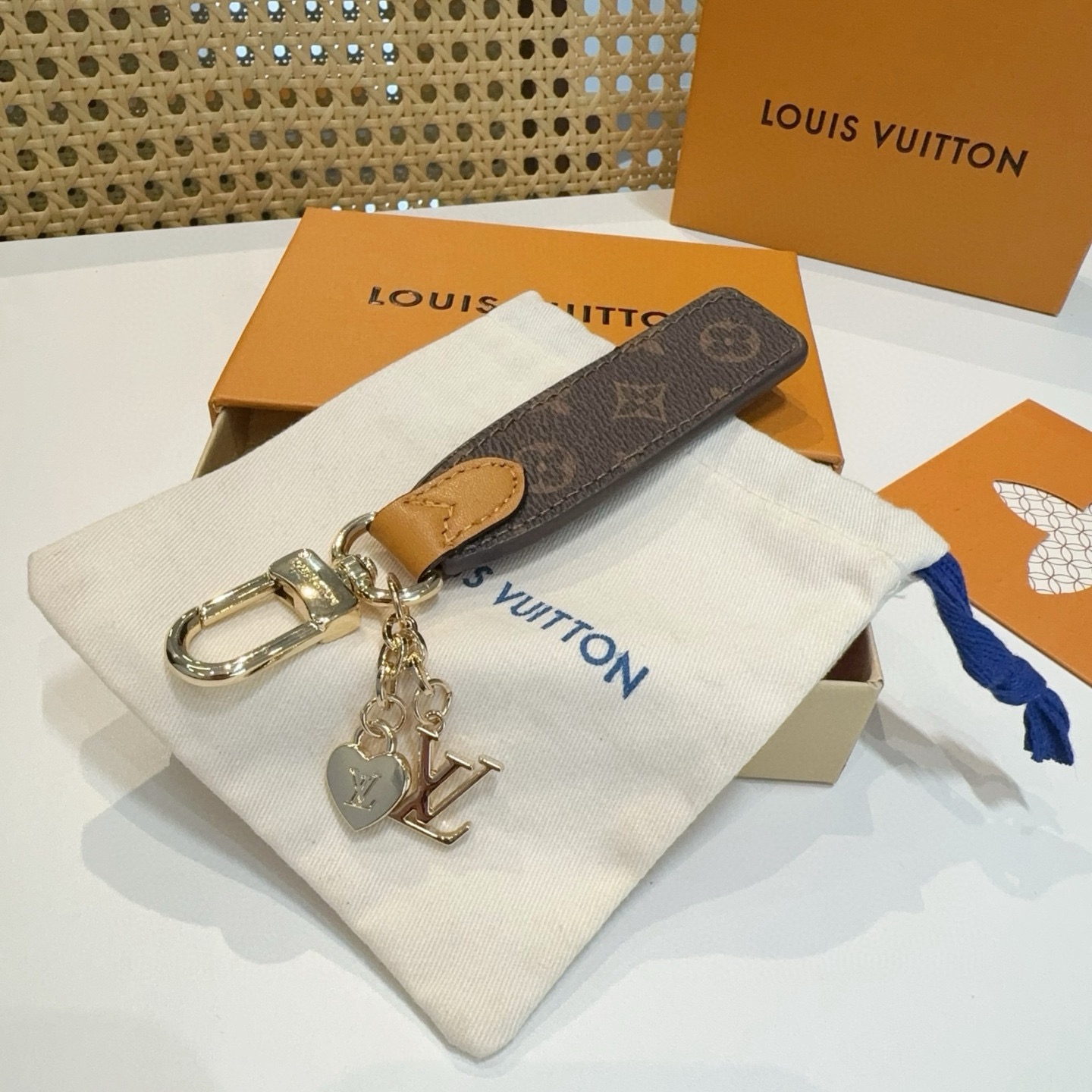 🔥LOUIS VUITTON官网M LV 包饰与钥匙扣挂件LV Cherished Tab 钥匙扣结合 