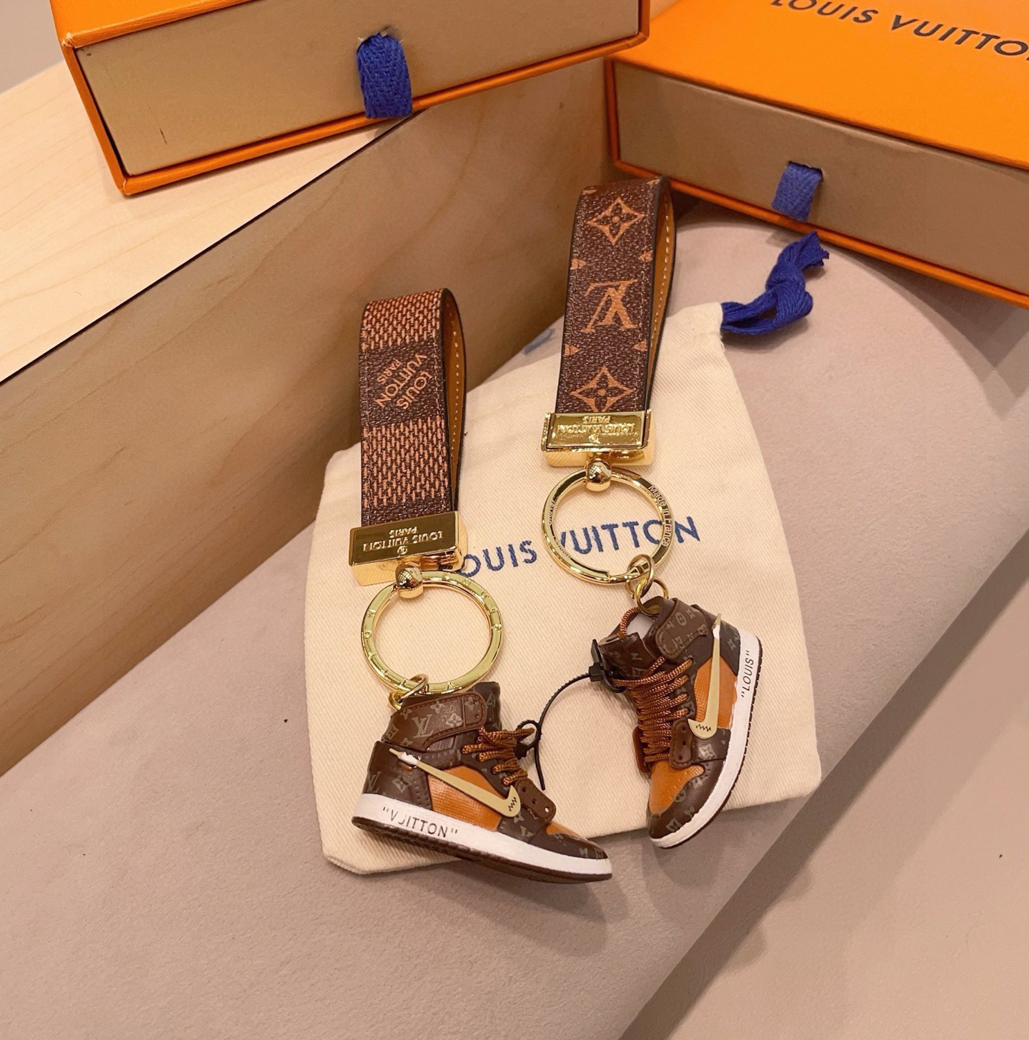 🔥LV经典老花棋格钥匙扣 钥匙扣➕联名nike迷你鞋子挂件时尚个性！车钥匙挂件 包包挂件配饰Monogr