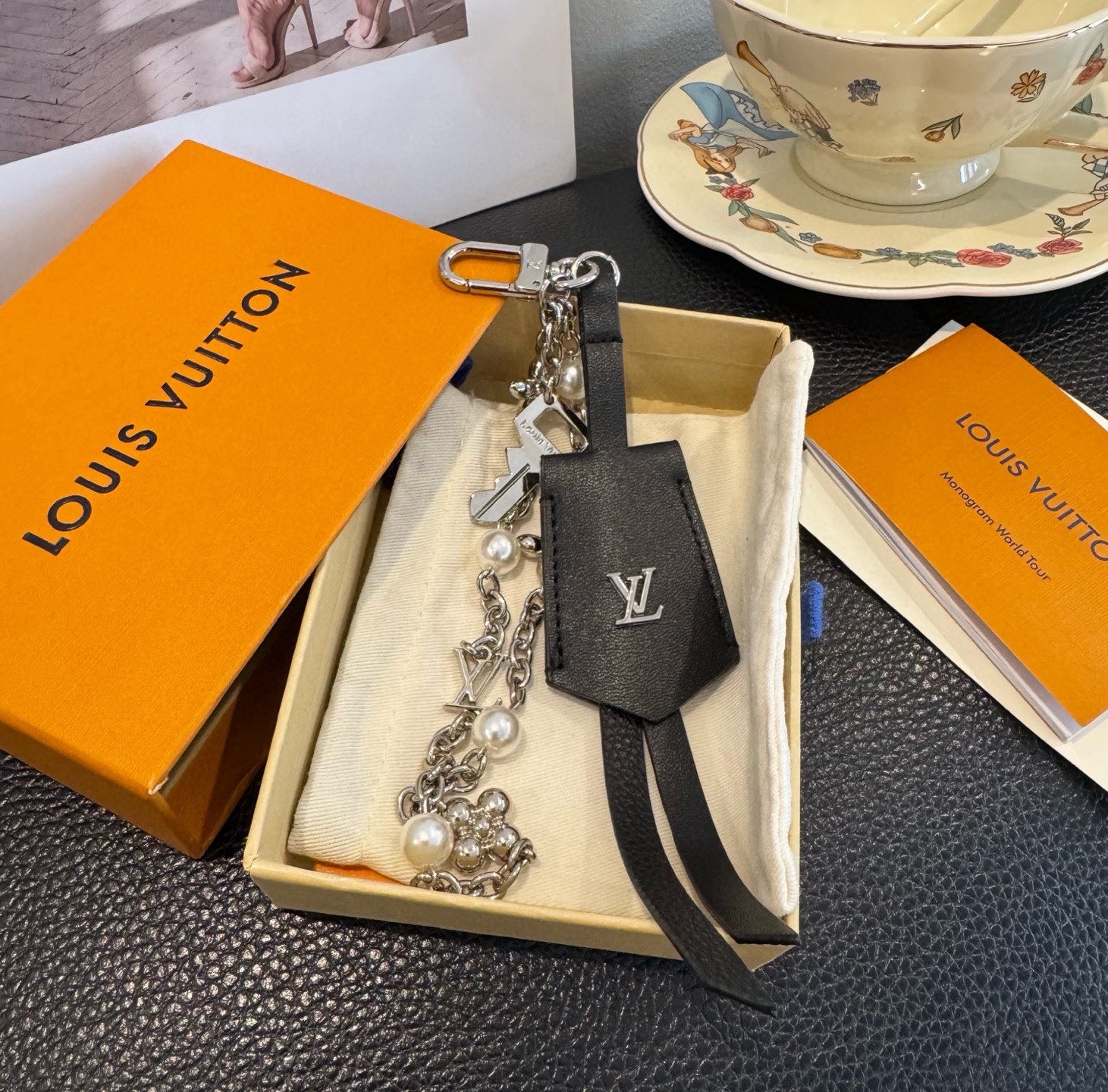 LV钥匙扣 官网新款 包包链条挂件 多功能链条 包饰&包包挂件本款链条包饰出自路易威登为耀目链条交错排布